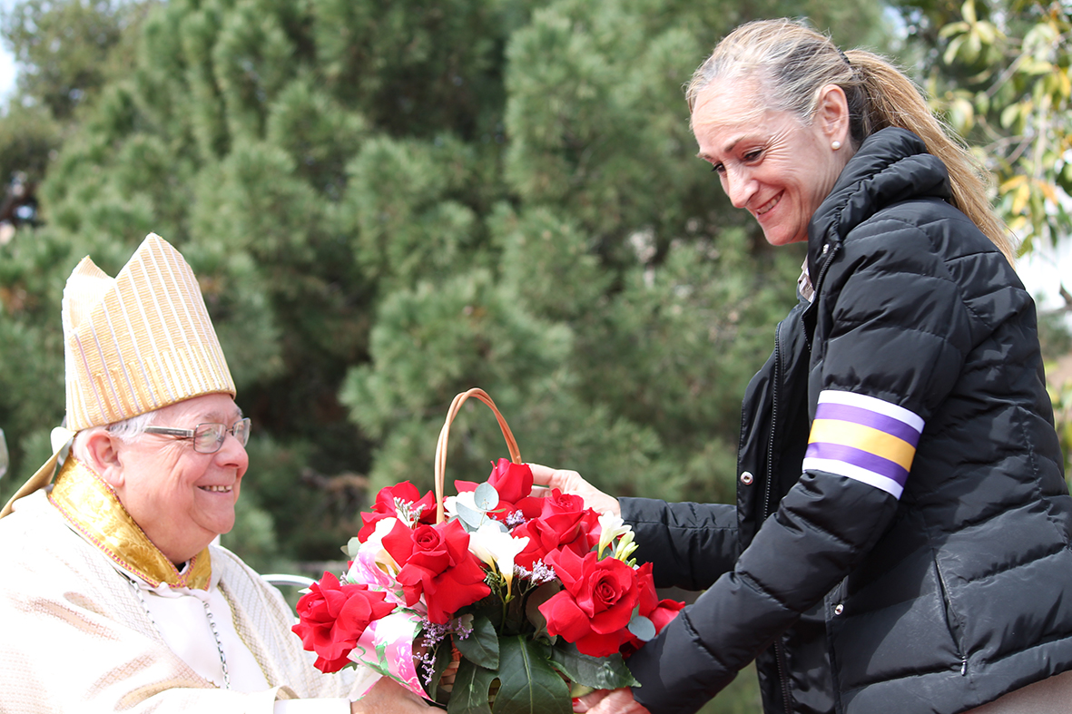 Excmo. y Rvmo. Sr. D. Francesc Pardo Artigas, Obispo de Girona recibe ofrenda de un Josefino