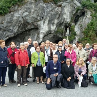 en la cueva de Lourdes posando para una foto.