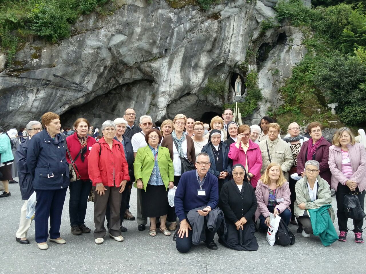 en la cueva de Lourdes posando para una foto.