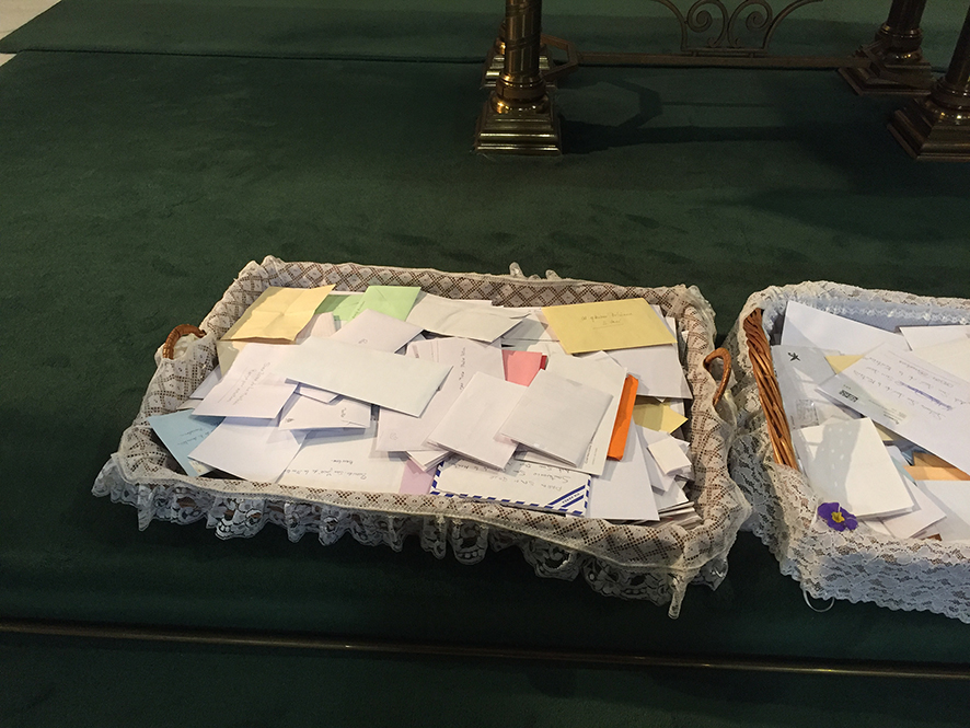 cartas a san josé depositadas frente al altar