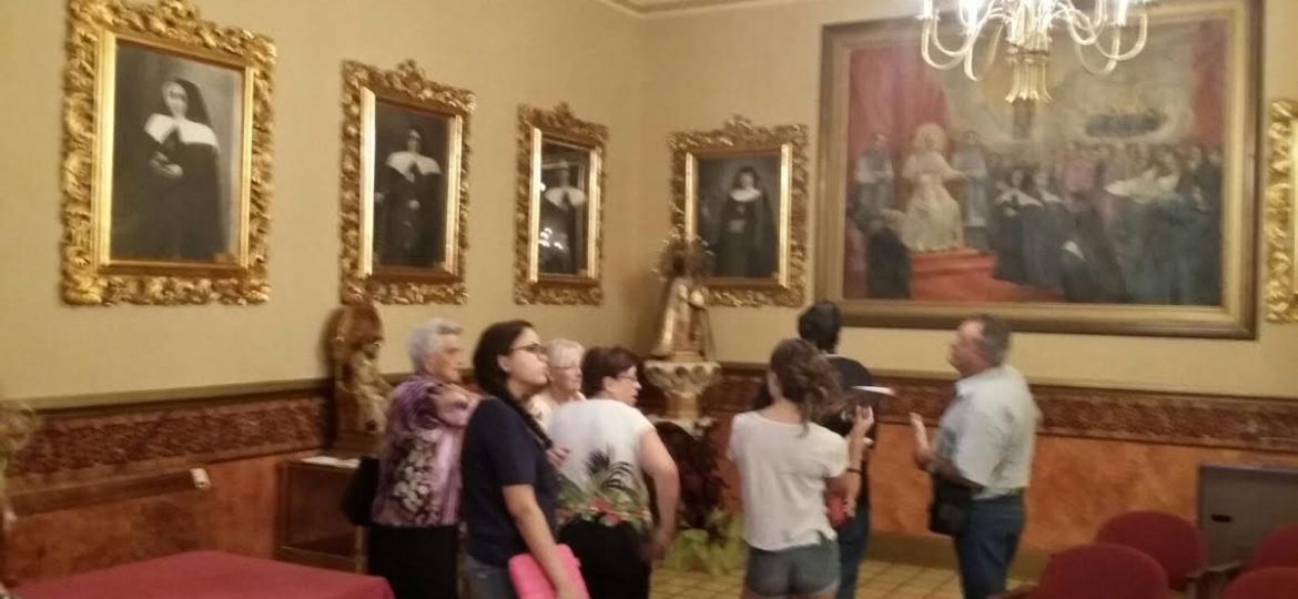 Grup de persones a la sala de la Mares superiores de la congregació. Sant Josep de la Muntanya. Barcelona