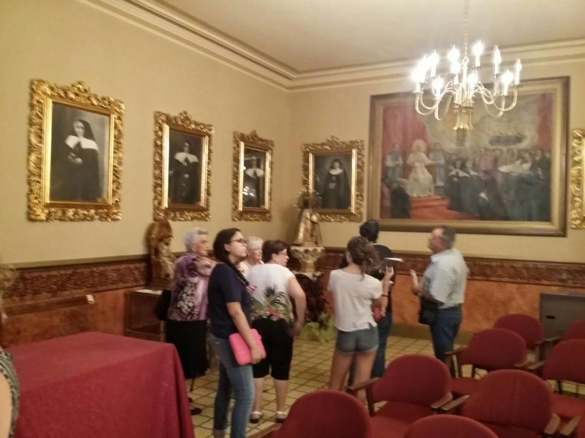 Grup de persones a la sala de la Mares superiores de la congregació. Sant Josep de la Muntanya. Barcelona