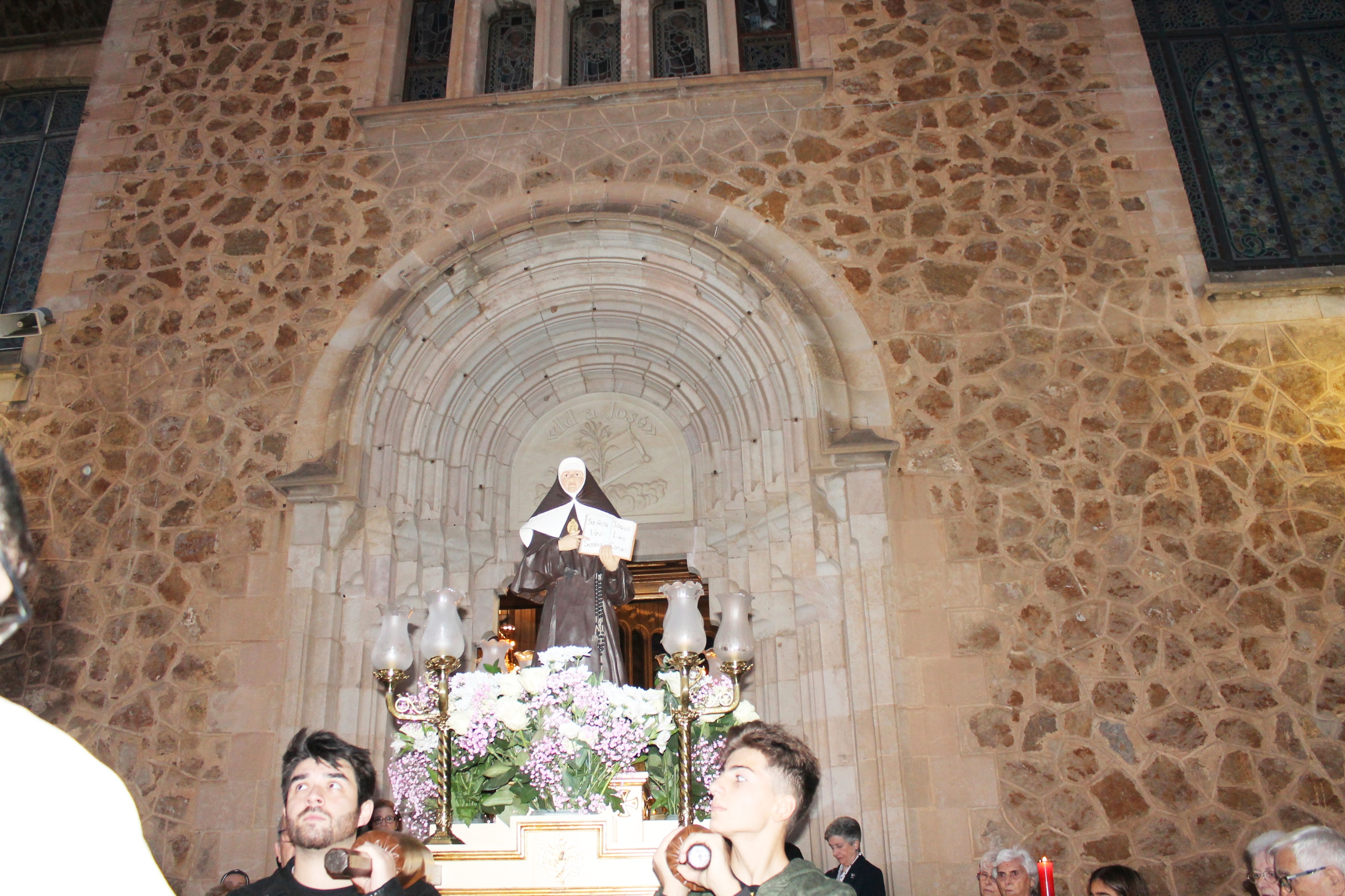 Beata Petra procesión saliendo puerta santuario