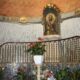 ofrendas de flores en capilla de San José
