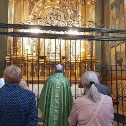 grupo de josefinos y madres ante la imagen de nuestra señora de los desamparados en la basílica de belen en Barcelona.
