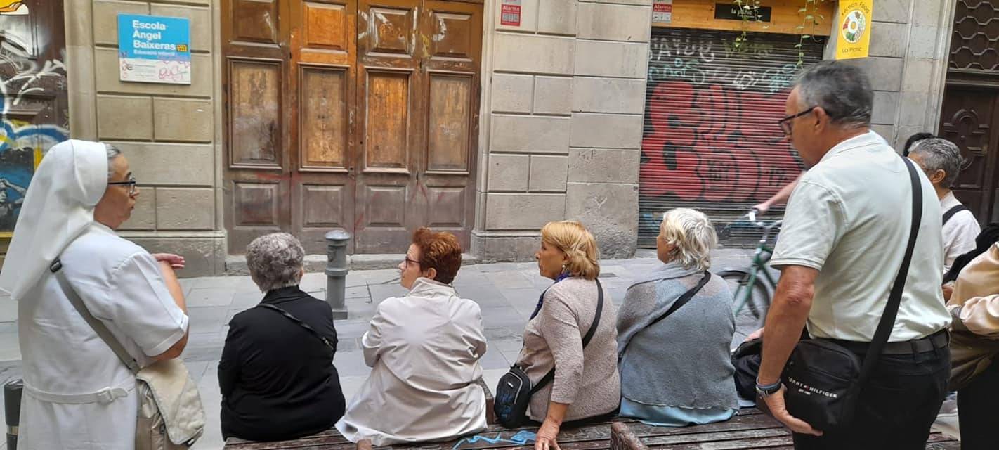 josefinos y madres ante la imagen de Nuestra Señora de los Desamparados en Barcelona, Basílica de Belén