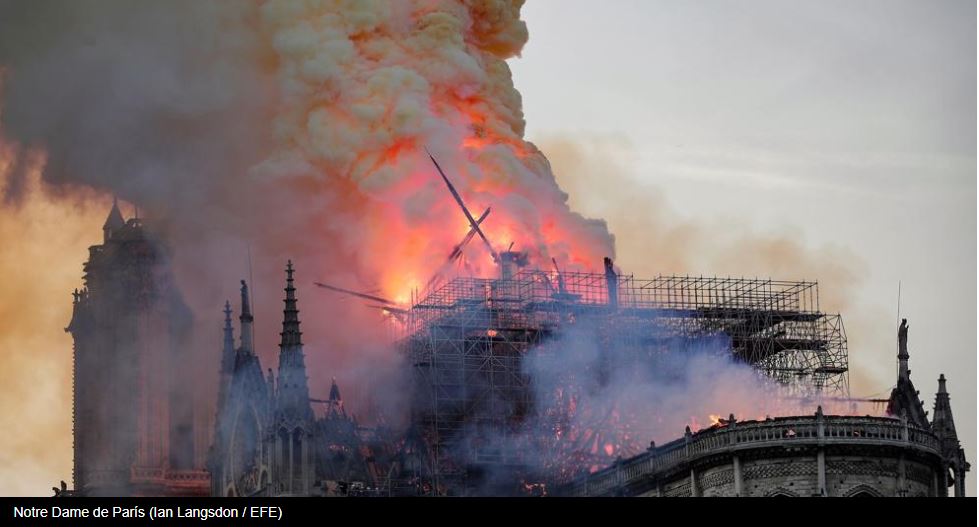 Notre Dame arde