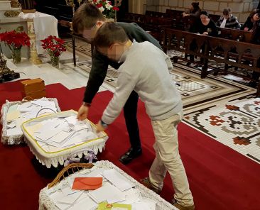 NIÑOS DEPOSITANDO CARTAS