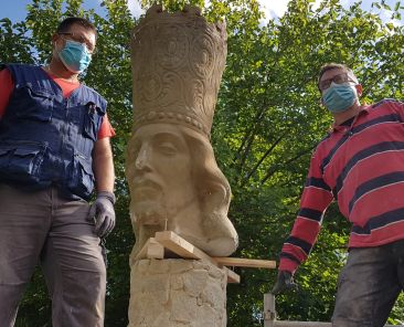 operarios arreglando el monumento a San Jose de la Montaña