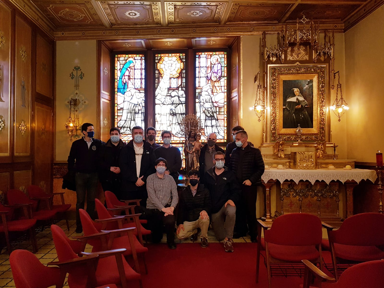 seminaristas peregrinos en el oratorio de Madre Petra