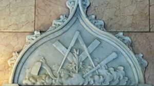 relieve en marmol de herramientas de carpinteria y simbolos masónicos en la capilla de madre petra del santuario a san jose de la montaña