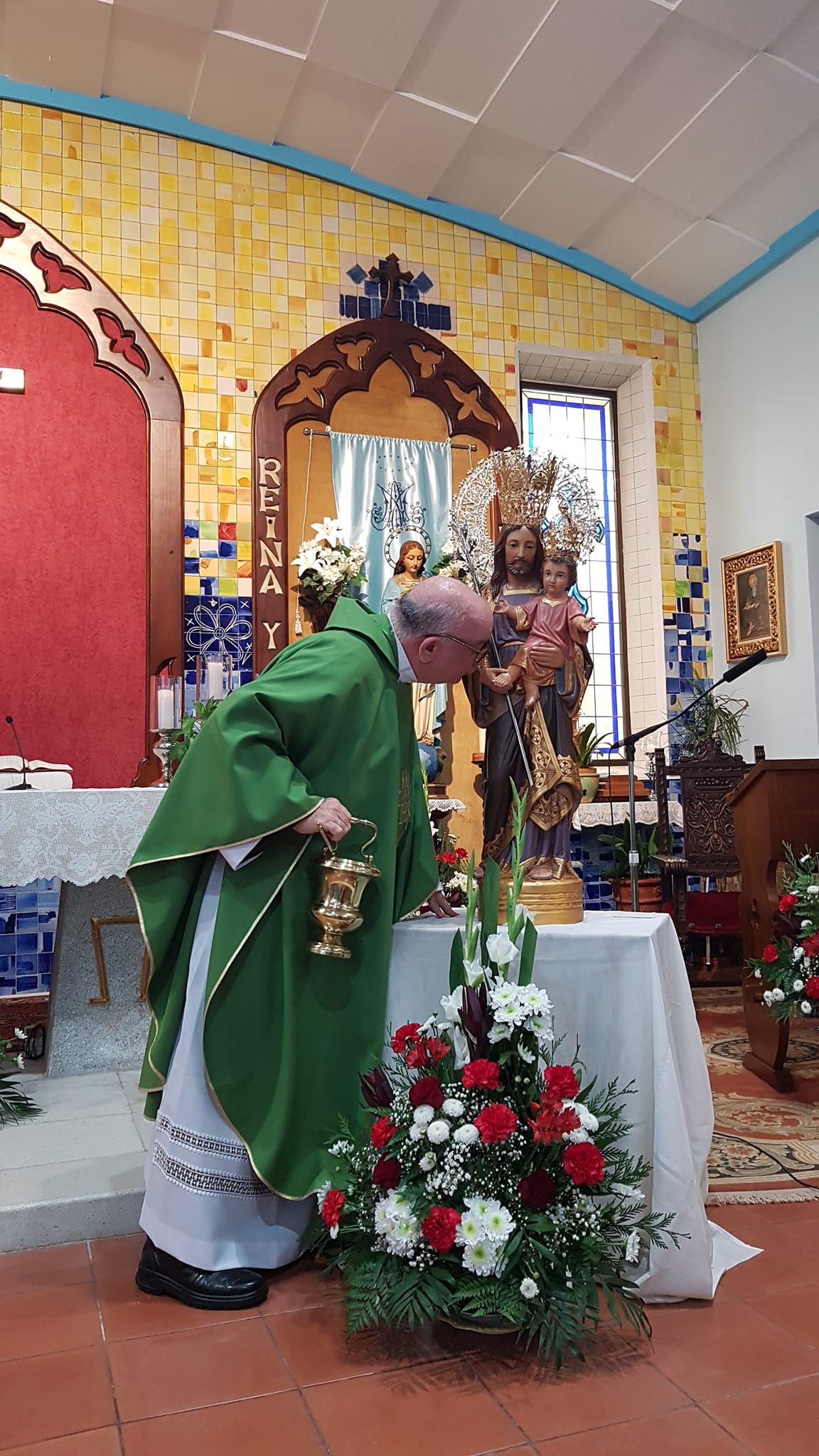 Fray Jordi Maria Gil besan la imagen de San José tras bendecirla