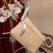 Monedero con cremallera y charm de san jose de la montaña en tono beige