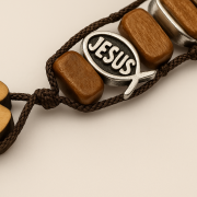 cuentas de rosario pulsera. cuentas de madera y la palabra jesus en el interior de un pez