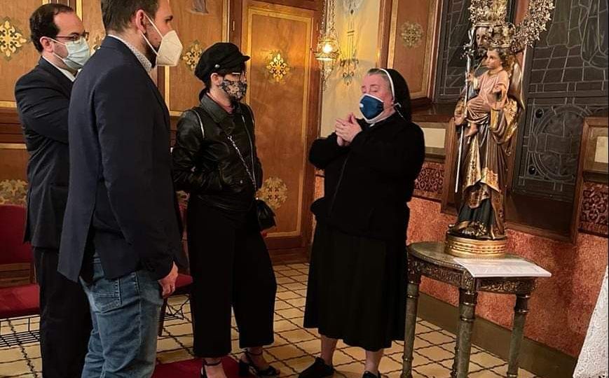 Madre Paloma muestra a Marian Arahuetes y a Pablo Moreno la imagen original de San José de la Montaña