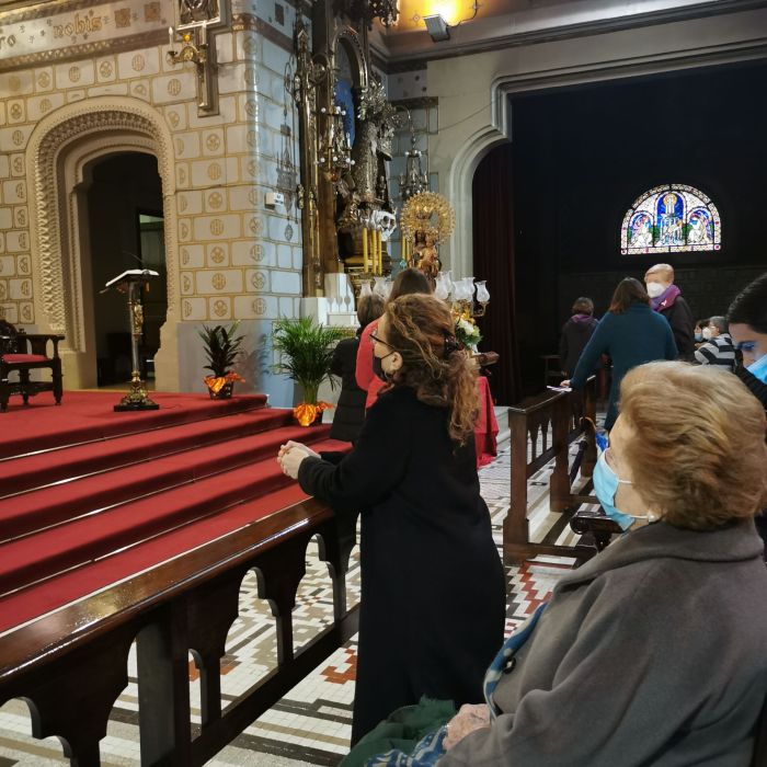 devotos ante el altar de San José de la Montaña