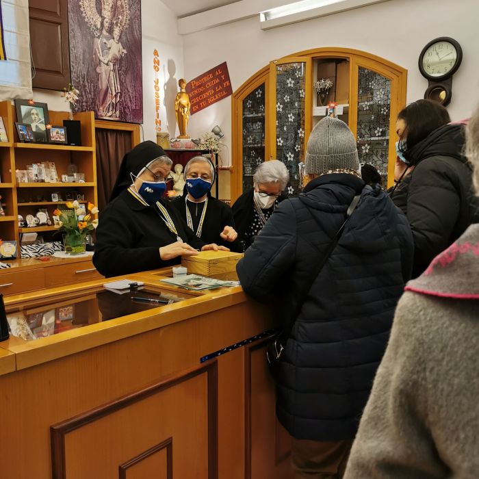 Tienda de objetos religiosos del santuario