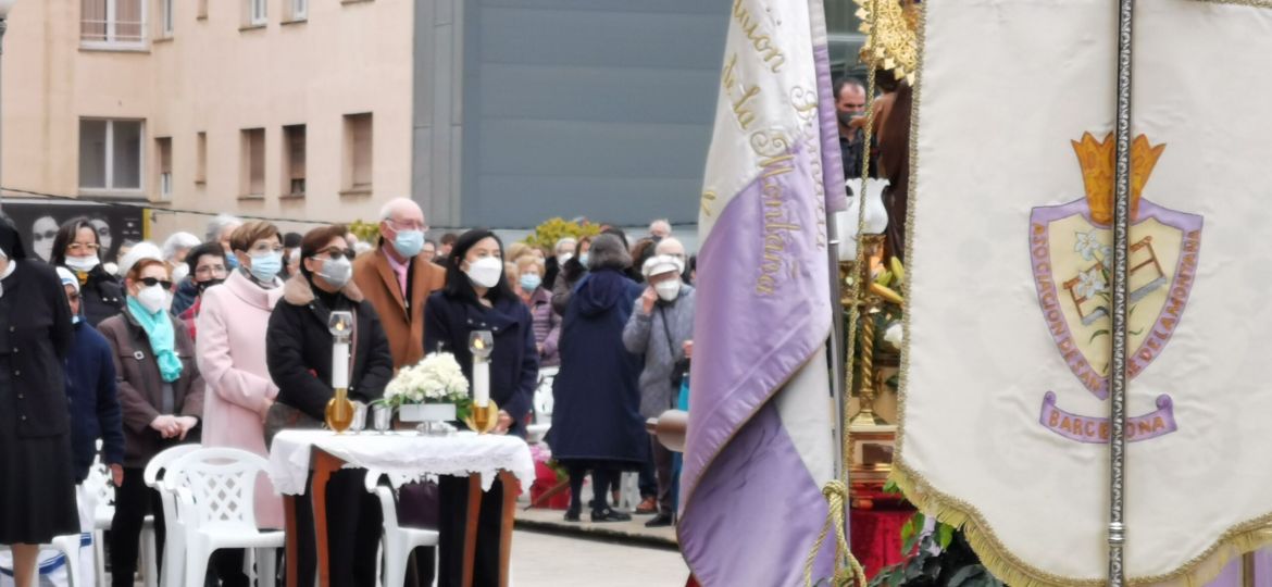 Solemnidad de San José en la explanada del Santurio con la bandera de San José y el estandarte de la Asociación en primer lugar.