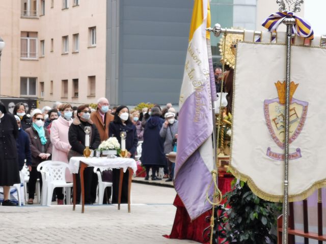 Solemnidad de San José en la explanada del Santurio con la bandera de San José y el estandarte de la Asociación en primer lugar.