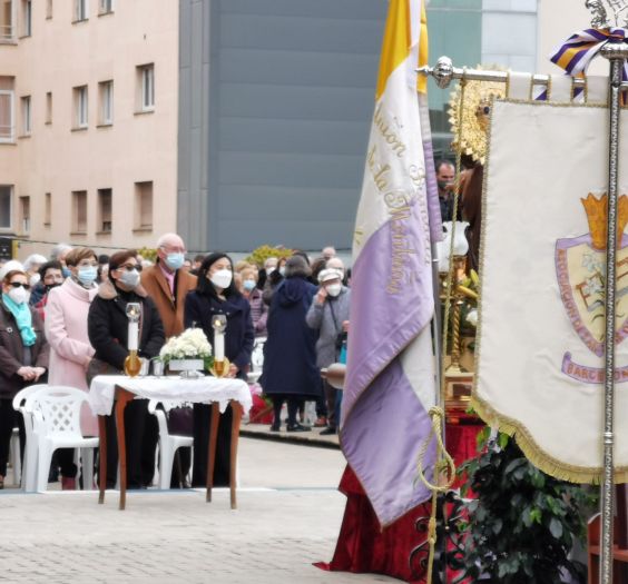 Solemnidad de San José en la explanada del Santurio con la bandera de San José y el estandarte de la Asociación en primer lugar.