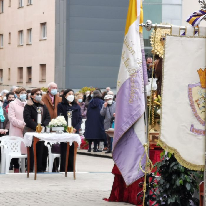 Solemnidad de San José en la explanada del Santurio con la bandera de San José y el estandarte de la Asociación en primer lugar.