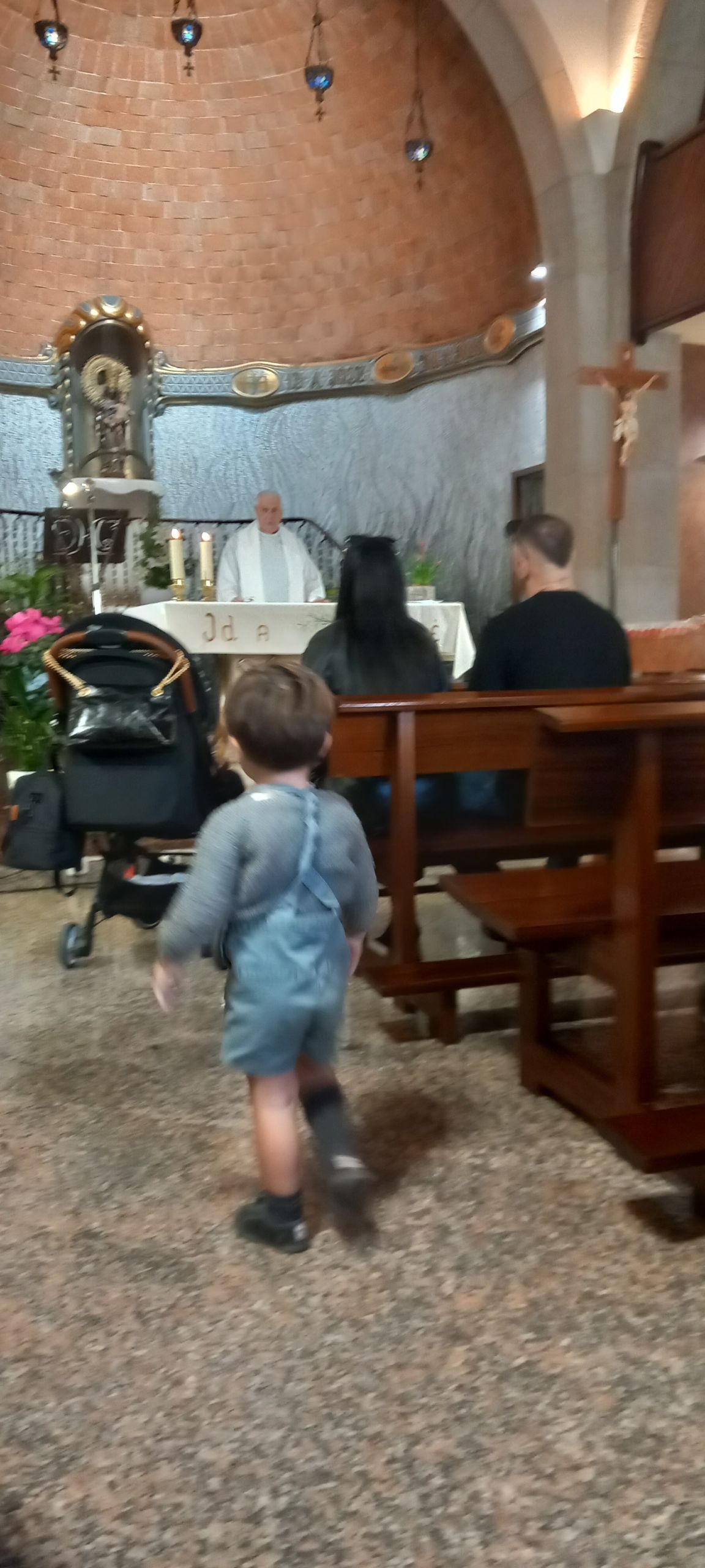 madre e hijo de la presentación a san jose 2024 posan ante el altar de la capilla de san jose.