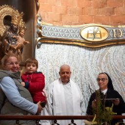 posan ante San José de la Montaña Madre Aurora, padre Bariio y un niño con su madre.