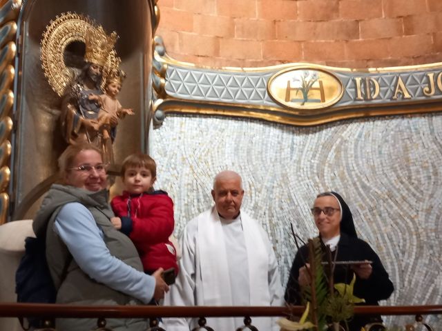 posan ante San José de la Montaña Madre Aurora, padre Bariio y un niño con su madre.