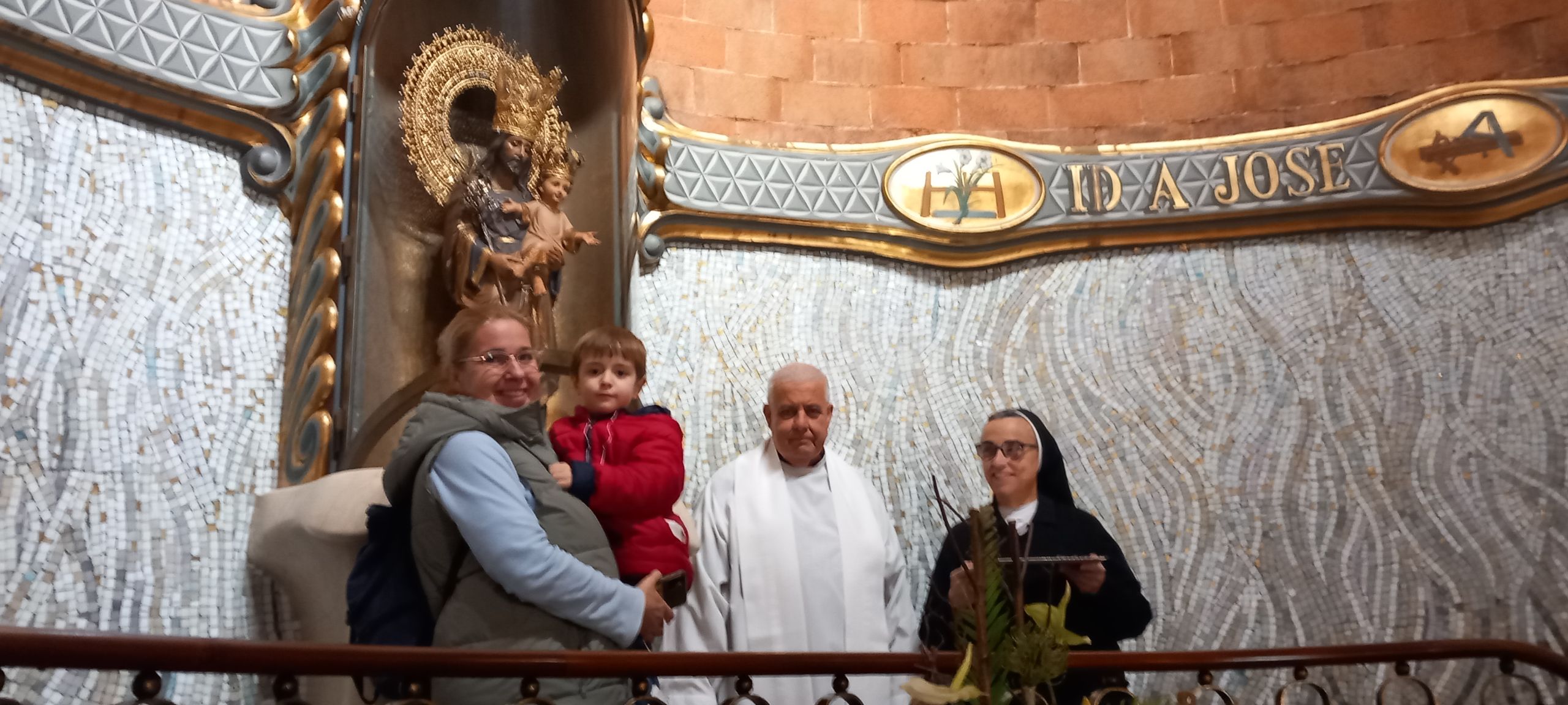 posan ante San José de la Montaña Madre Aurora, padre Bariio y un niño con su madre.