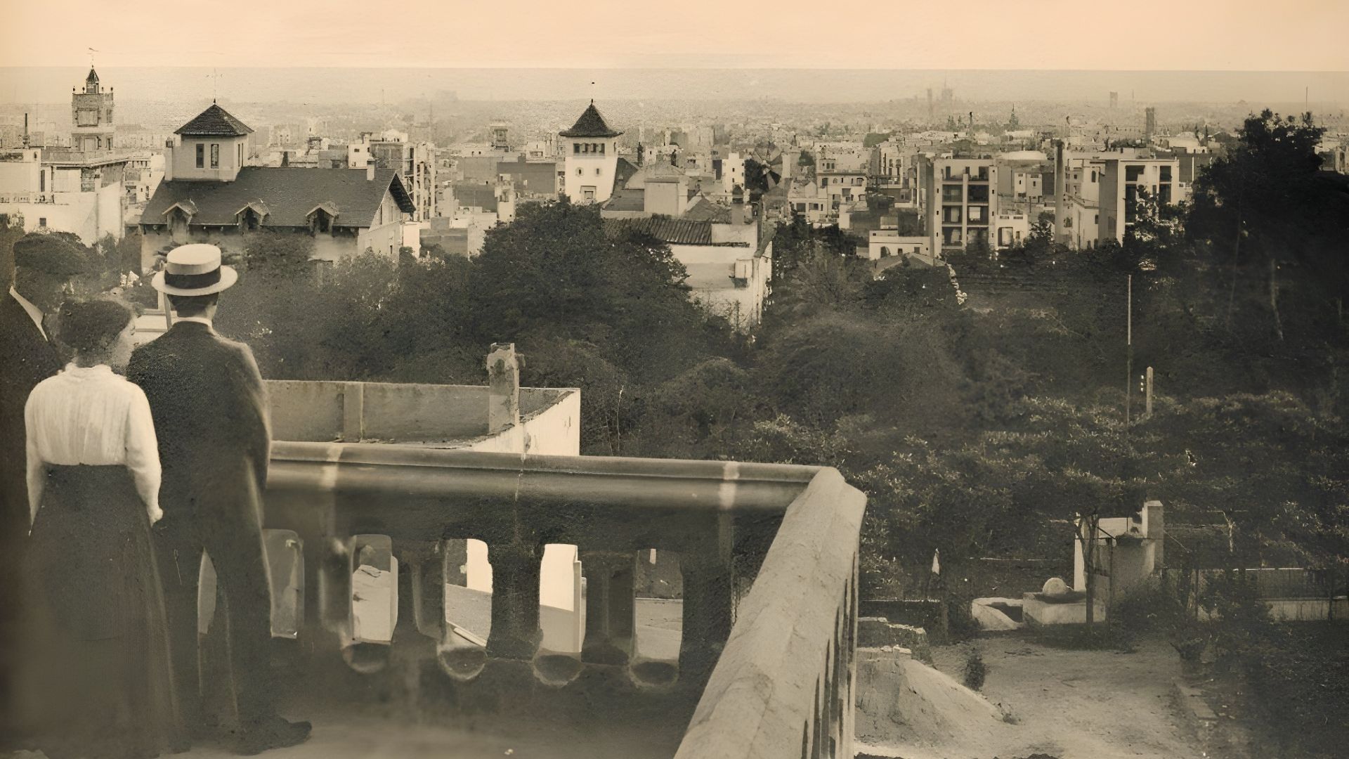 Imagen de una pareja mirando Barcelona desde la explanada-balcon del santuario san jose de la montaña década de 1910.