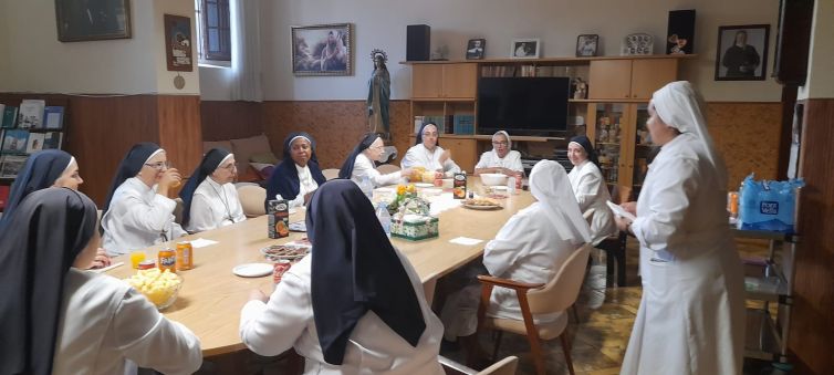 Amigable charla entre las Madres de Desamparados y San José de la Montaña y las Hermanas Servidoras del Cottolengo. Vida consagrada al rededor de una mesa.