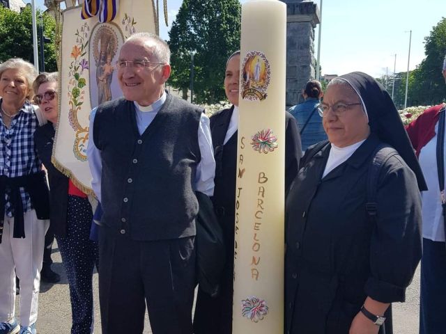 Madre Teo de San José con un josefino en Lourdes