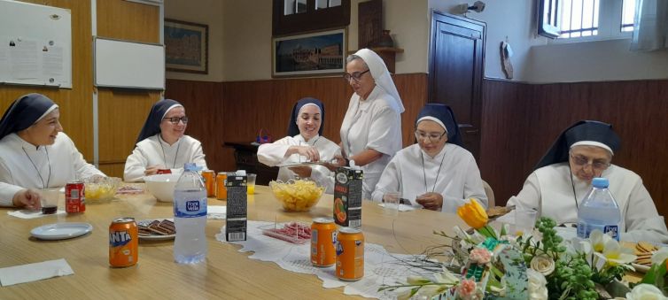 Hermanas servidoras del cottolengo con Madre aurora de San josé