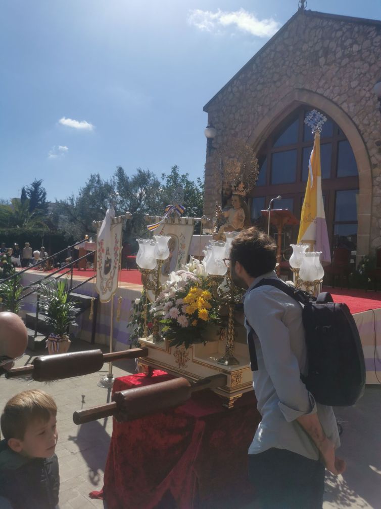 Devoto de San José de la Montaña se acerca a la imagen de San José en el momento de la comunión.