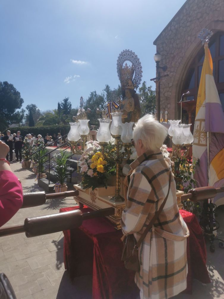 Señora devota en el Santuario San José de la Montaña. Se acerca a la imagen en el momento de la comunión