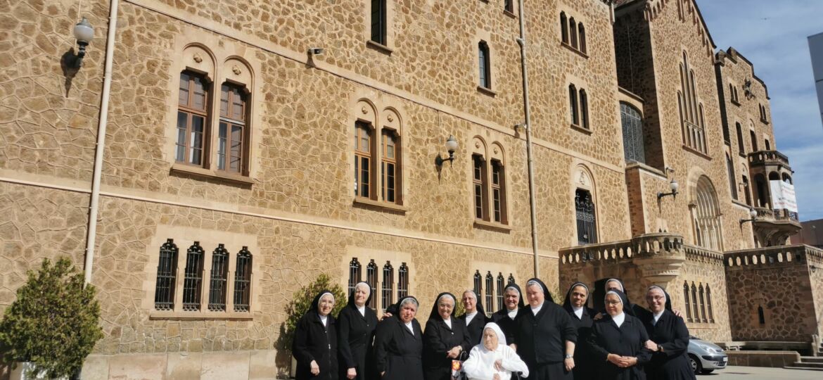 congregación delante de la fachada del Santuario San José de la Montaña en Barcelona