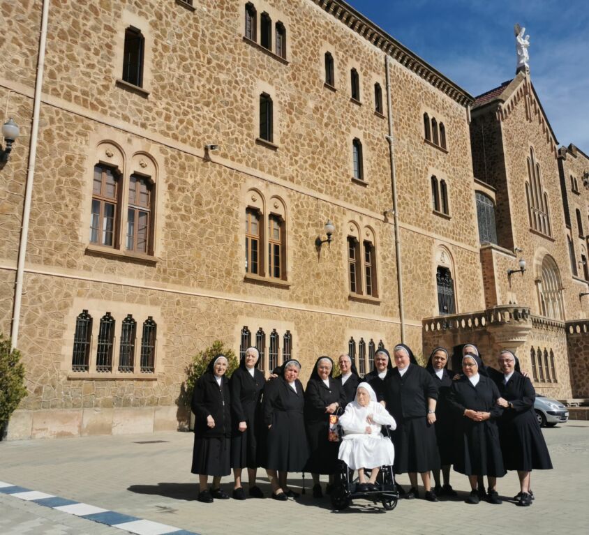 congregación delante de la fachada del Santuario San José de la Montaña en Barcelona