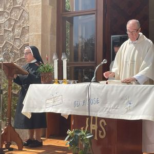 Madre aurora realiza una lectura en la misa de los enfermos