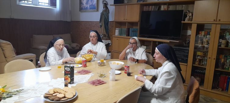 Religiosas charlando al rededor de una mesa