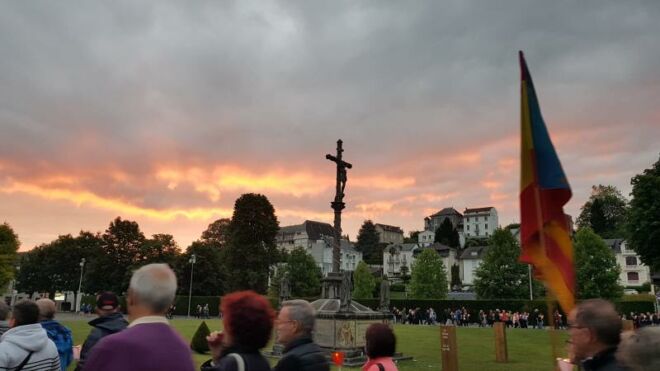 Cruz en la explanada del Santuario de Lourdes