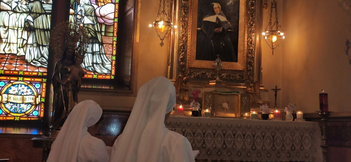 Madres rezando en el oratorio de Madre Petra