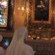 Madres rezando en el oratorio de Madre Petra