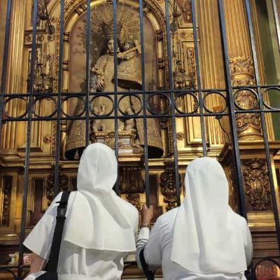 Madres ante la imagen de Nuestra Señora de los Desamparados que visitó Madre Petra cuando llegó a Barcelona en la iglesia de Belén.