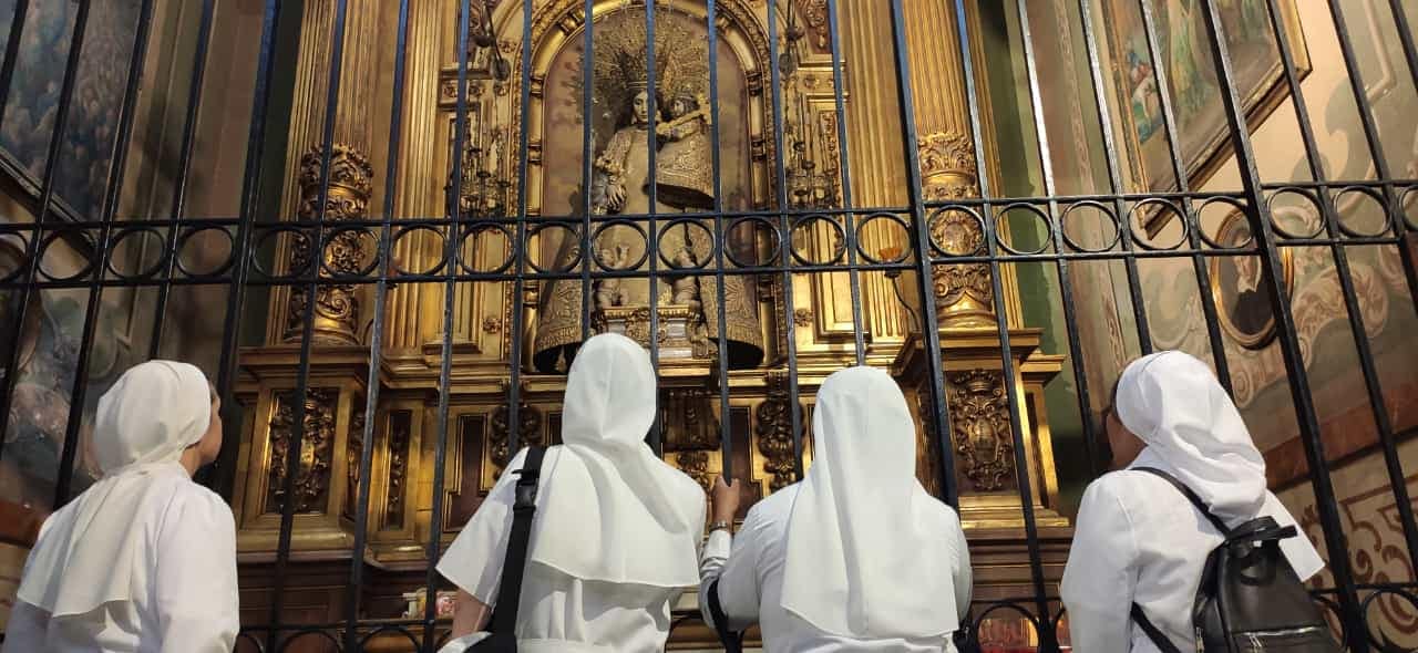 Madres ante la imagen de Nuestra Señora de los Desamparados que visitó Madre Petra cuando llegó a Barcelona en la iglesia de Belén.