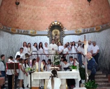 grupo de peregrinos llegados desde colombia se hace una foto ante San josé de la Montaña