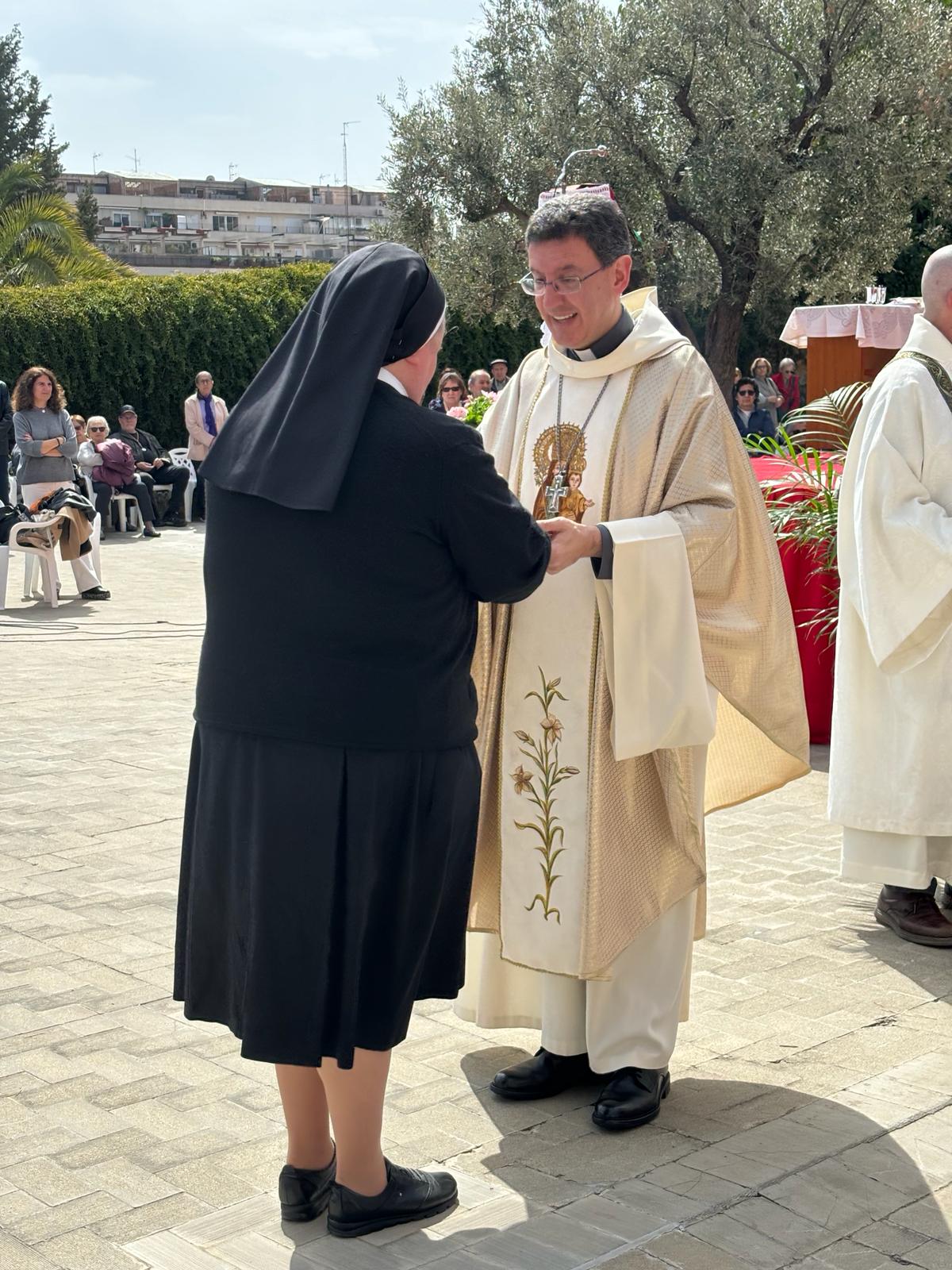 Madre General de la Congrgación comulga ne la eucaristia por san jose de mano del obispo auxiliar de barcelona David Abadías