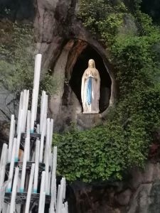 Nuestra Señora de Lourdes en la cueva de su Santurio.