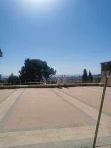 2 madres de San José de la Montaña contemplando el skyline de Barcelona desde el Cottolengo