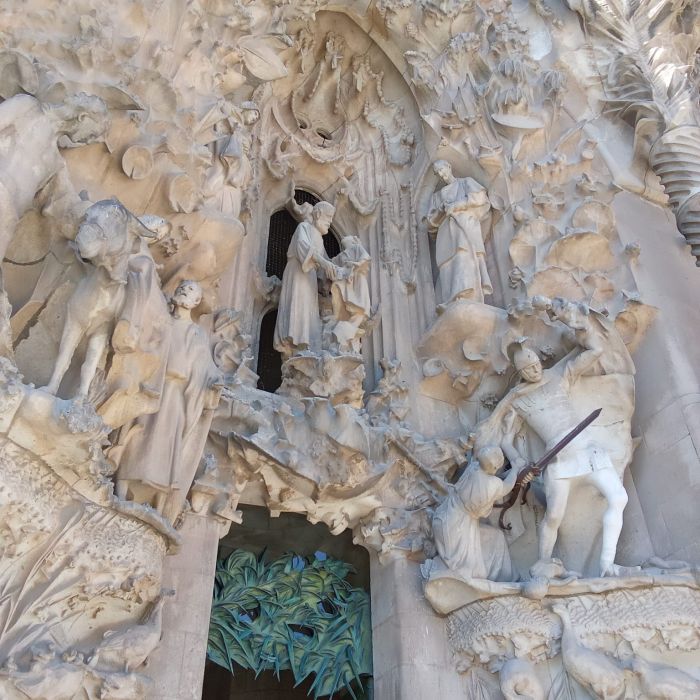 Escena de lo inocentes en la fachada de la cración de la sagrada familia.