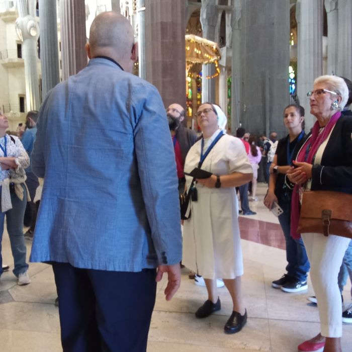 Explicacions a dintre de la basílica, es veu a Mare Angustias